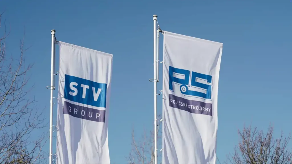 Vlajky Poličských strojíren a STV Group.