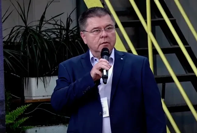Libor Babák z Better Industry prezentuje na konferenci o optimalizaci výroby v Plzni 2024.
