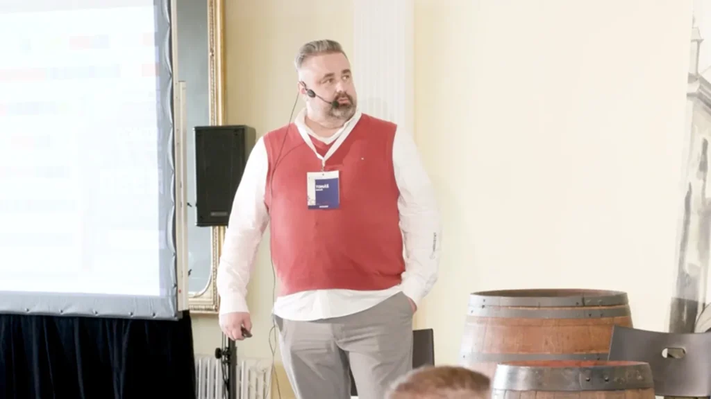 CEO Tomáš Krejčí prezentuje moderní přístupy k digitalizaci výroby a údržby na konferenci. Digitalization