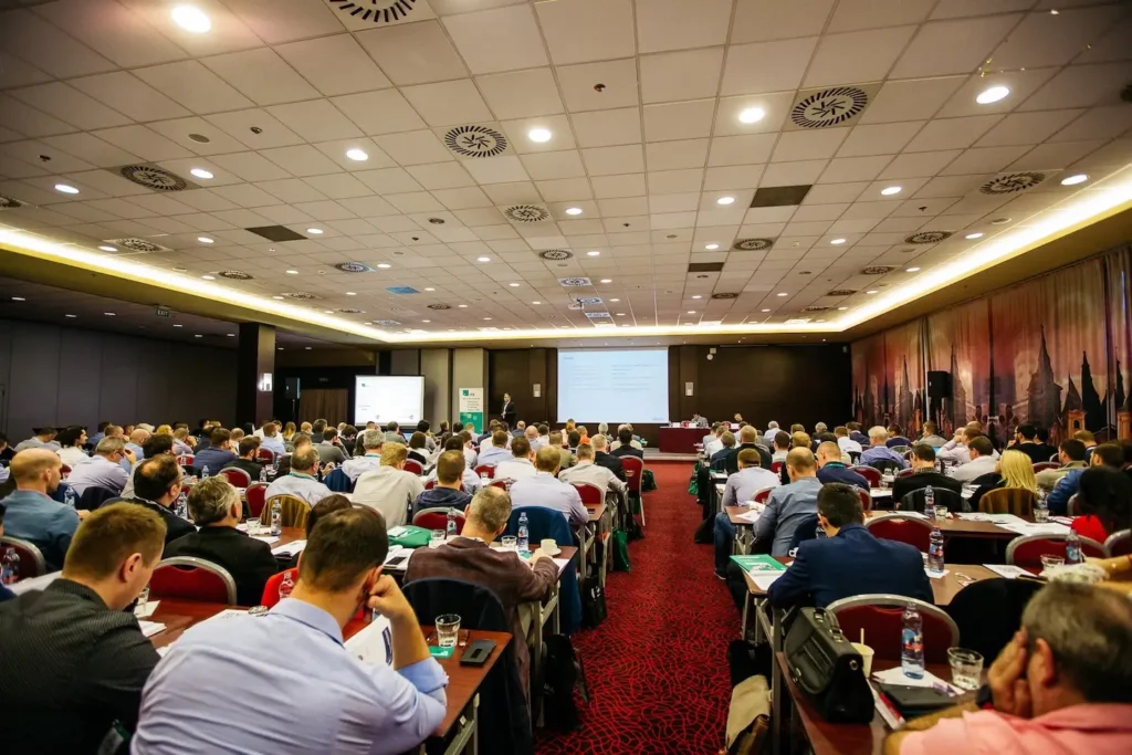 Účastníci sledují prezentaci na odborné konferenci Výrobný manažment 2025 v zaplněném konferenčním sále