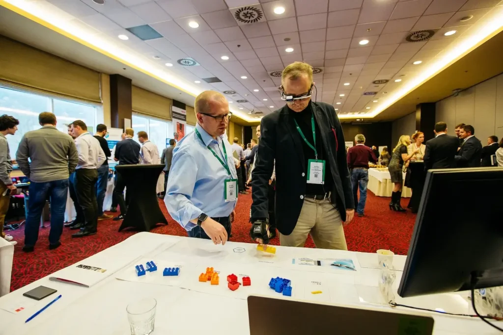 Účastníci konference Výrobný manažment si zkoušejí digitální asistenční brýle a nové výrobní technologie