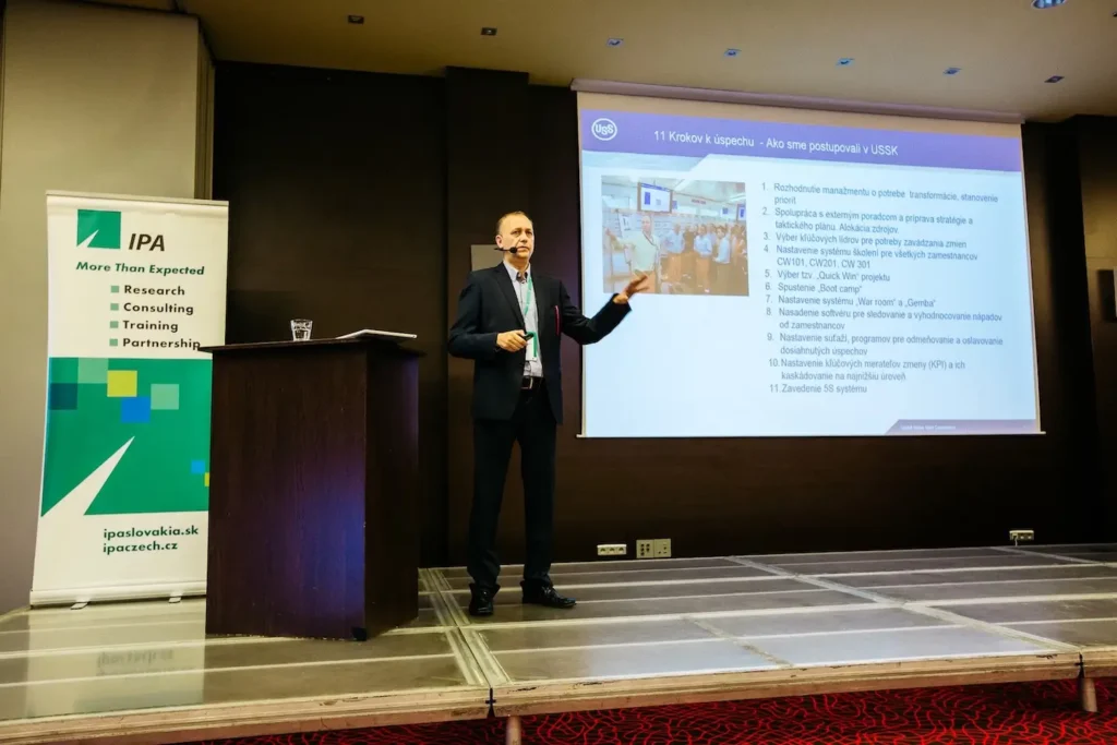 Řečník prezentuje přednášku o inovacích ve výrobním managementu na konferenci Výrobný manažment 2025 v Bratislavě