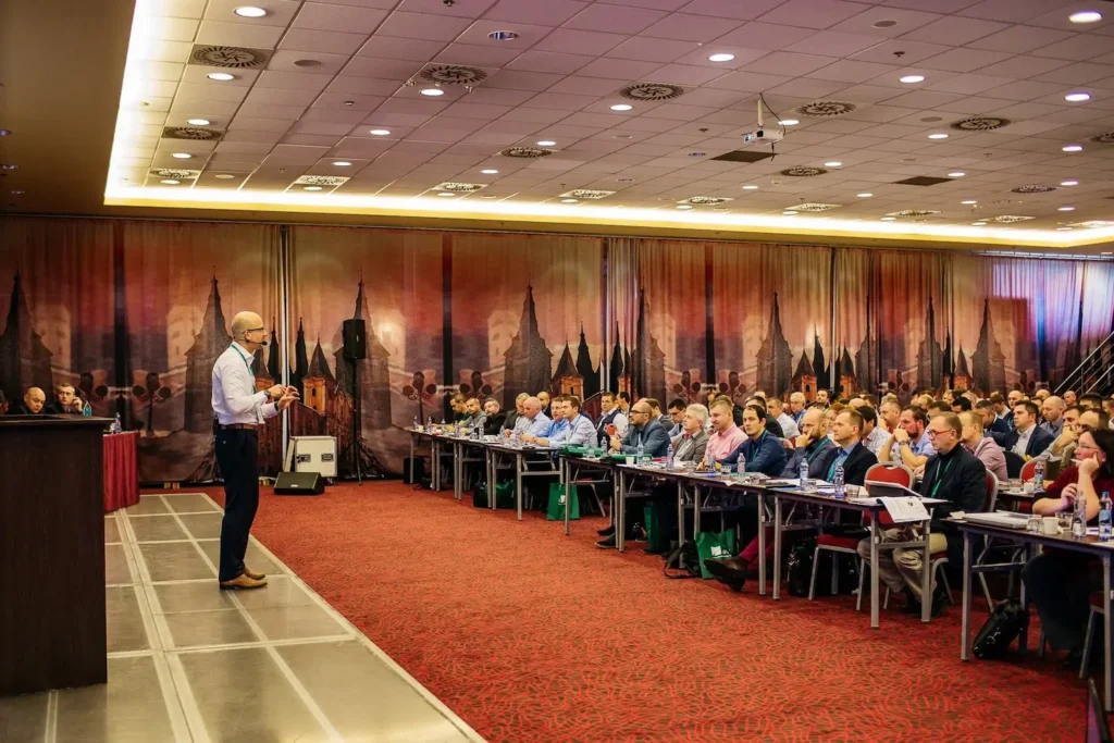 Přednášející zahajuje prezentaci pro účastníky konference Výrobný manažment 2025 v moderním konferenčním sále