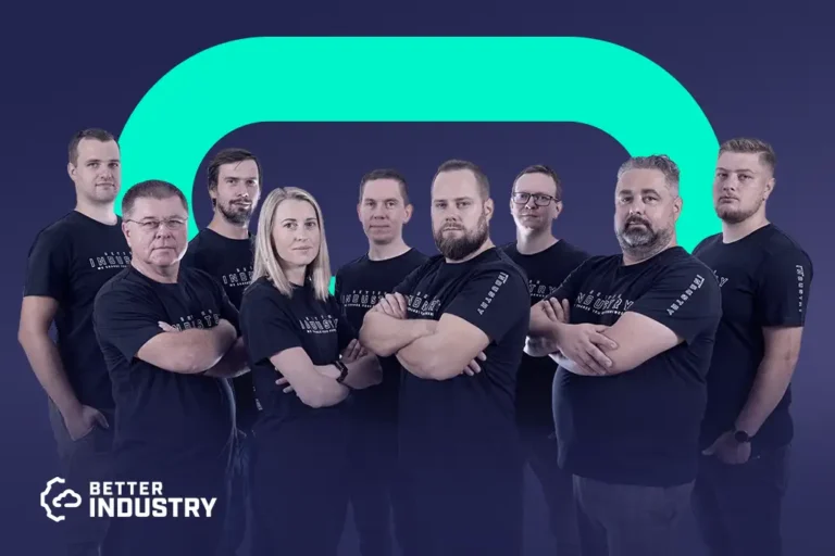 Skupinová fotografie členů týmu Better Industry v modrých firemních tričkách na tmavě modrém pozadí s firemním logem.