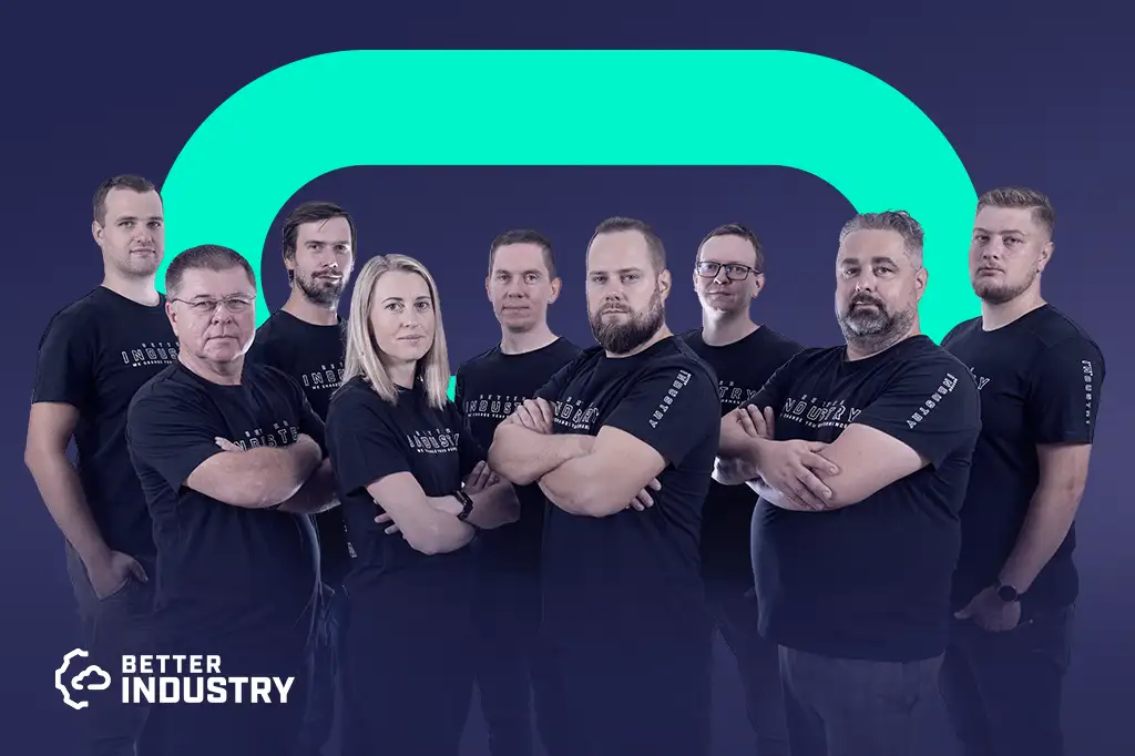 Skupinová fotografie členů týmu Better Industry v modrých firemních tričkách na tmavě modrém pozadí s firemním logem.
