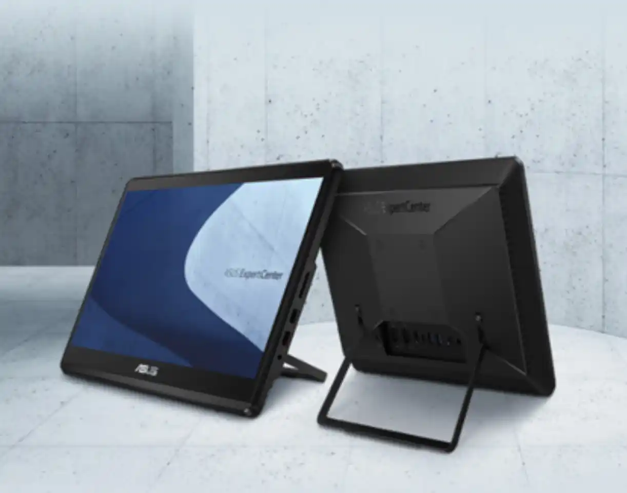 Dva AiO terminály ASUS ExpertCenter zobrazené zepředu i zezadu v moderním industriálním prostředí.