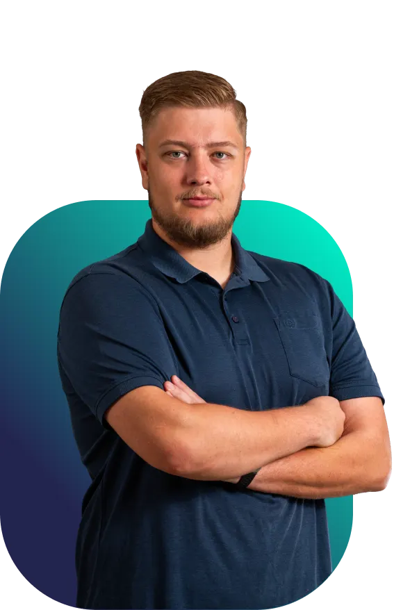 Jakub Krejčí prezentuje v tmavě modrém polotričku s rukama založenýma na hrudi, moderní tyrkysovo-modré pozadí