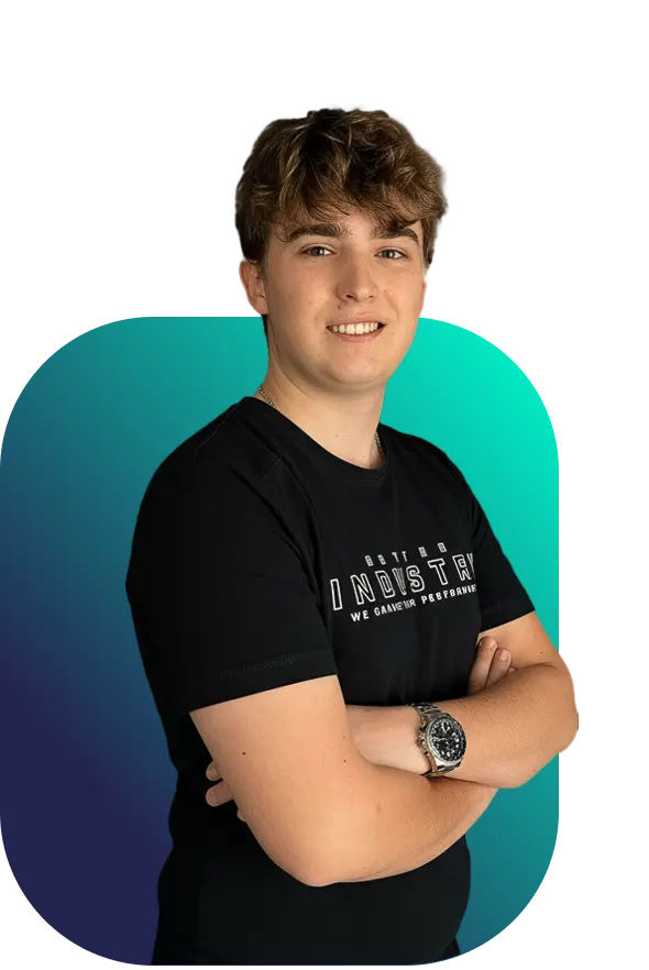 Kryštof, nejmladší člen týmu Better Industry v černém tričku s rukama založenýma na hrudi před tyrkysovo-modrým pozadím