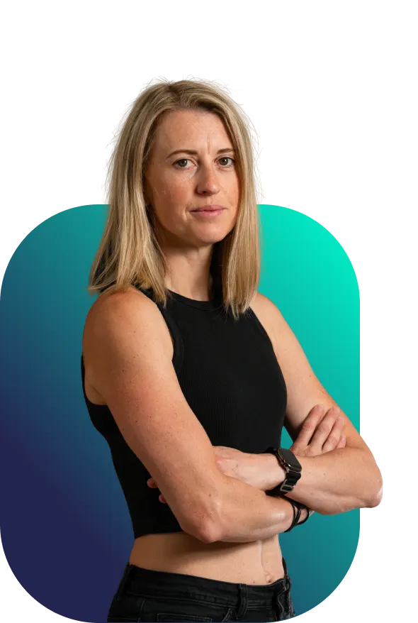 Míša, jediná žena v týmu Better Industry, stojí s rukama založenýma na hrudi v černém topu před tyrkysovo-modrým pozadím