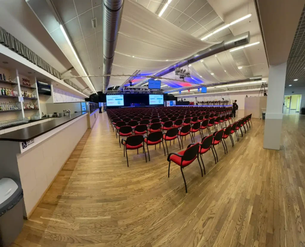 Konferenční sál připravený na přednášky Smart Industry 2025 v Pardubicích.