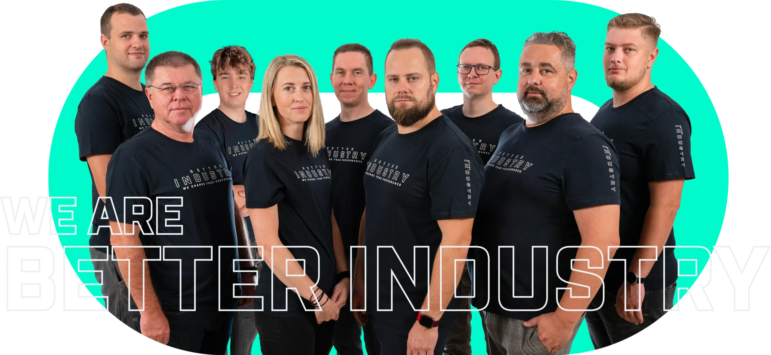 Tým Better Industry v černých firemních tričkách stojící před tyrkysovým pozadím