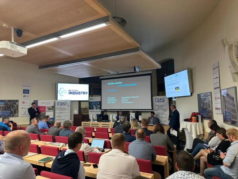 Účastníci odborné konference „Údržba pro top manažery 2023“ sledují prezentaci na projekčním plátně s tématem moderní inteligentní údržby v konferenčním sále.