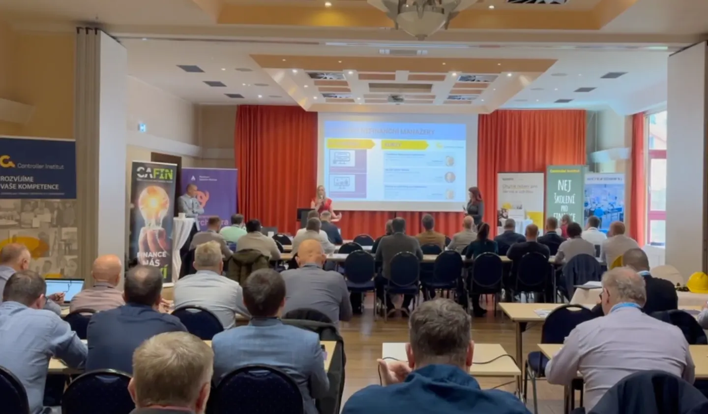 Setkání výrobních ředitelů – odborná přednáška před zaplněným konferenčním sálem výrobních manažerů