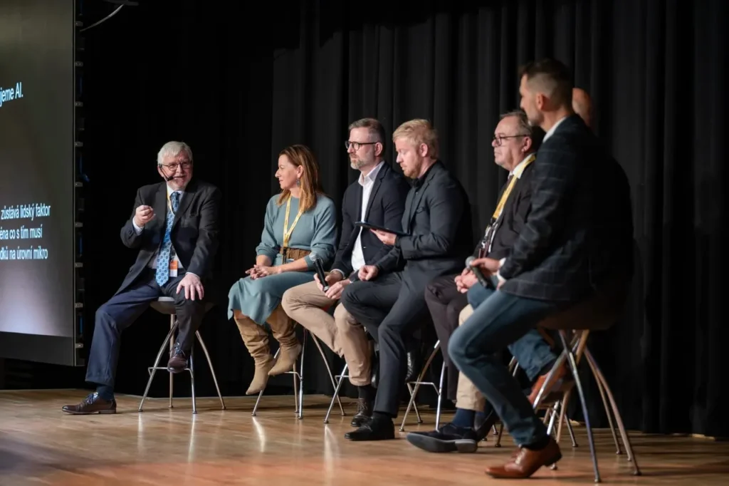 Panelová diskuze odborníků na konferenci Smart Industry o průmyslové AI, automatizaci a digitalizaci výroby