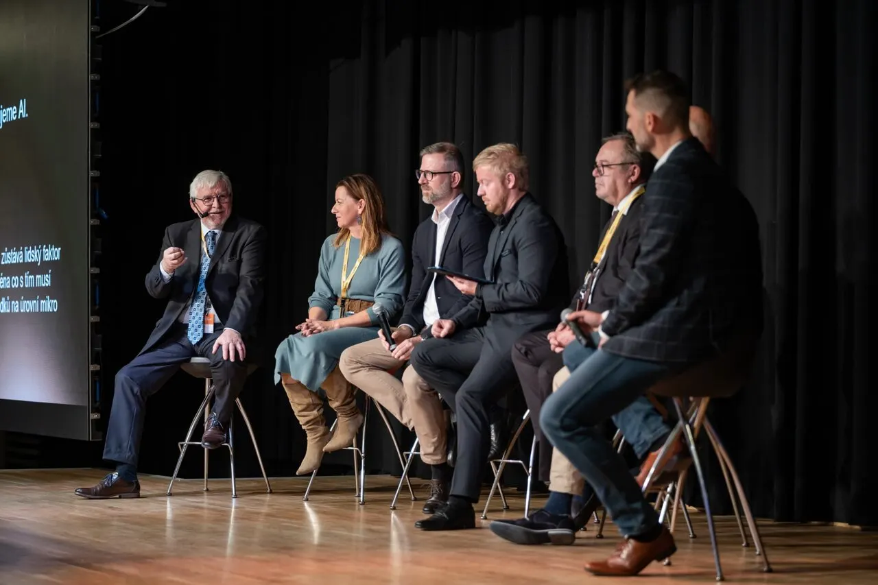 Panelová diskuze odborníků na konferenci Smart Industry o průmyslové AI, automatizaci a digitalizaci výroby