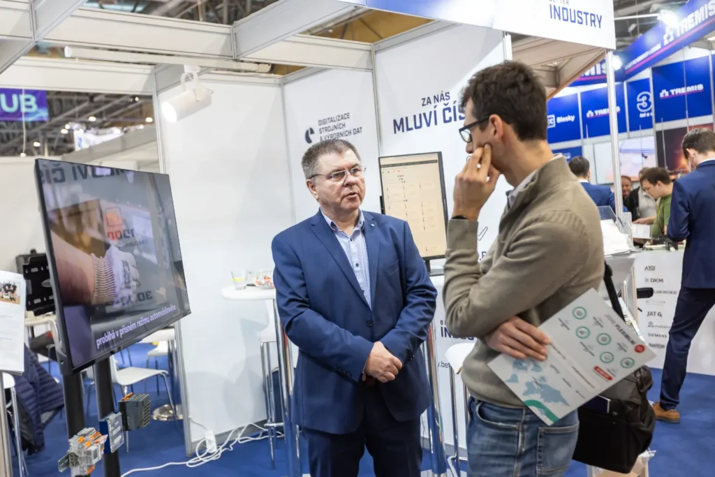 Libor Babák vystupující u stánku na konferenci Smart Industry AMPER Edition 2026