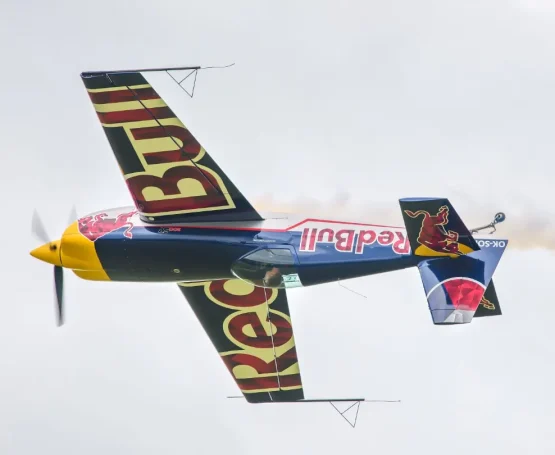 Red Bull letadlo při akrobatickém letu nad Břeclaví