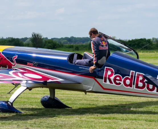 Letadlo Red Bull při průletu během letecké akrobacie