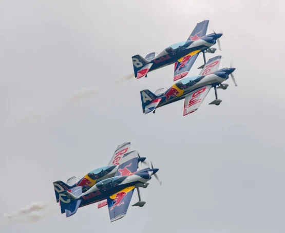 Akrobatické letadlo Red Bull během letecké show v Břeclavi