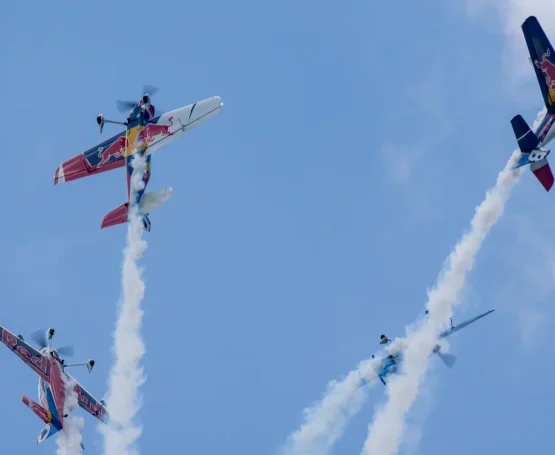 Akrobatické letadlo Red Bull při vystoupení na leteckém dni v Břeclavi